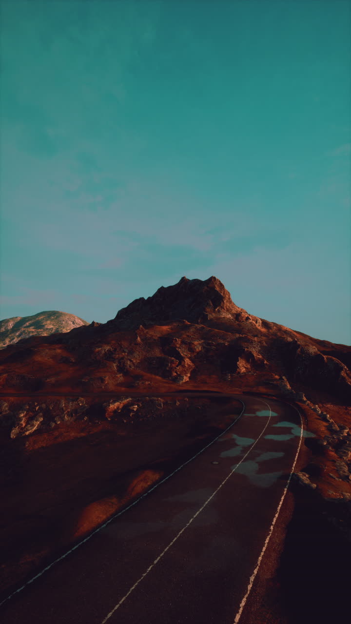 스코틀랜드 산맥을 가로지르는 휘어지는 길