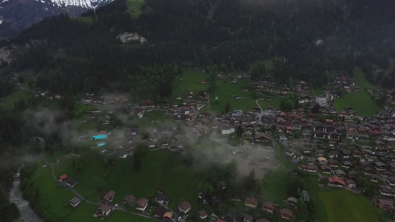 알프스 산맥 에 있는 스위스 마을 의 공중 사진