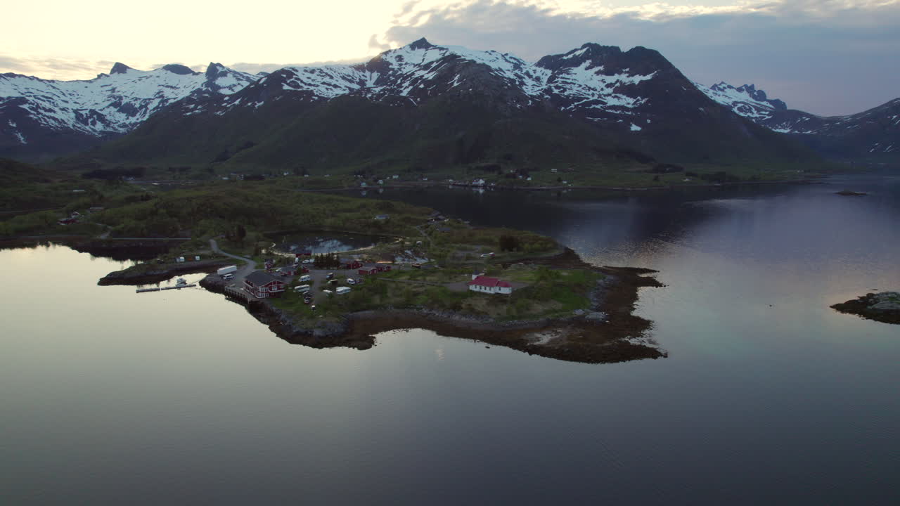 오스트네스 피오르드 (austenfjord) 에 위치한 작은 마을과 그 큰 산들 위의 도에서 환상적인 공중 촬영