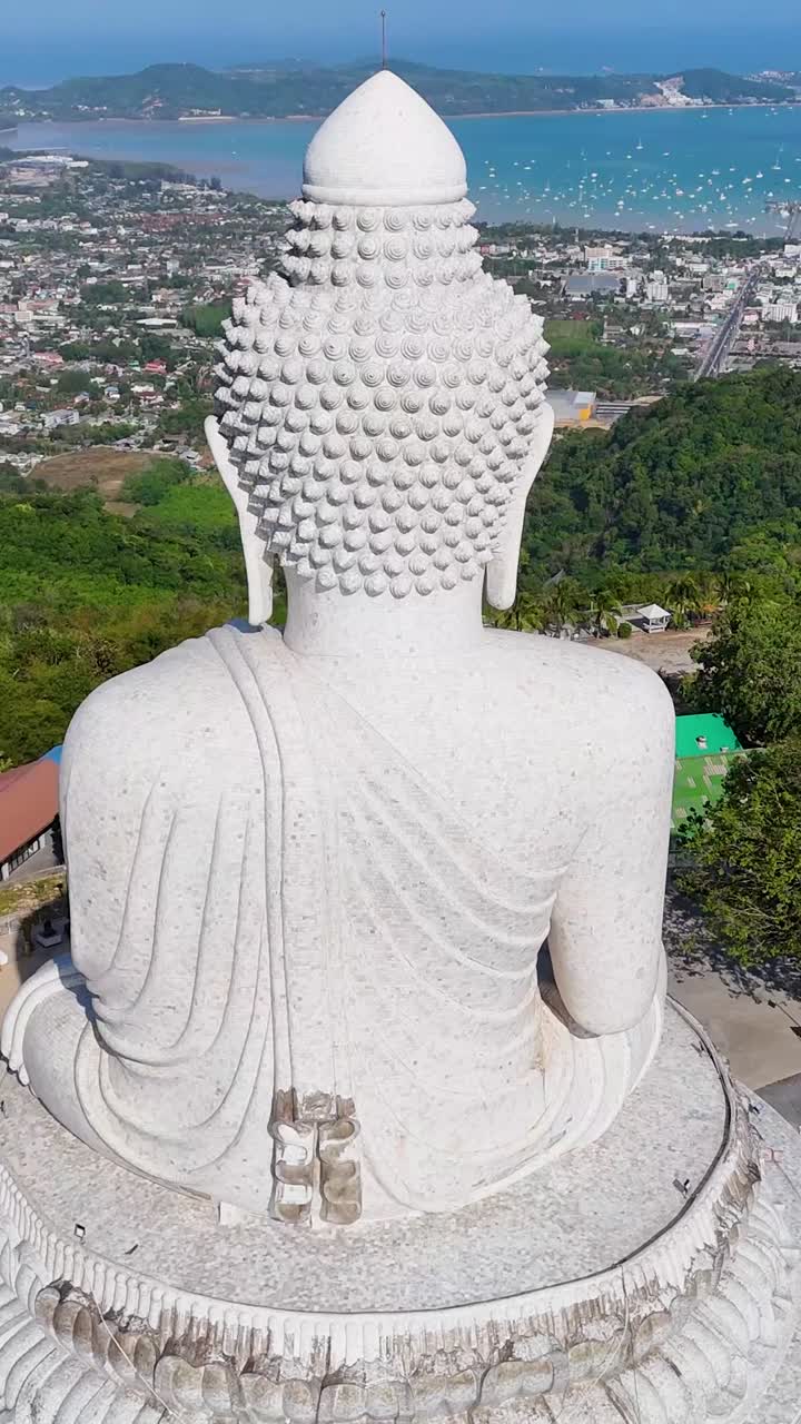 vista aérea de la estatua del gran buda en phuket con vistas a un paisaje exuberante