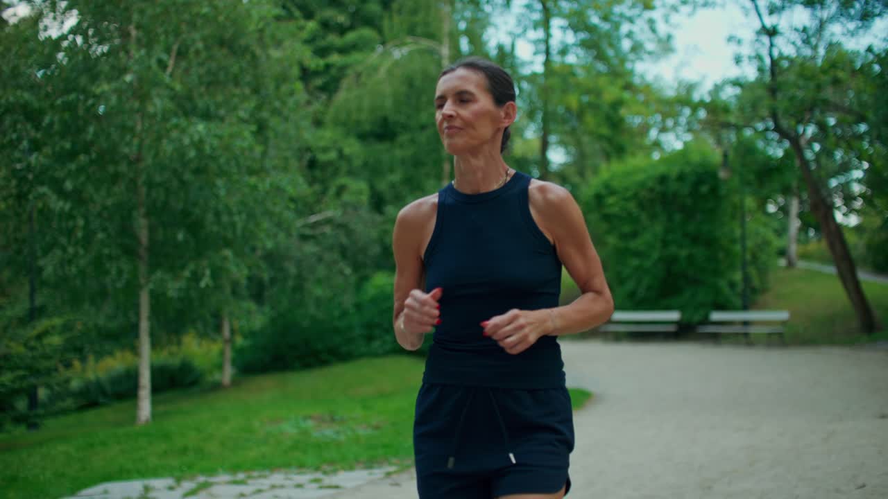 Donna che corre nel parco