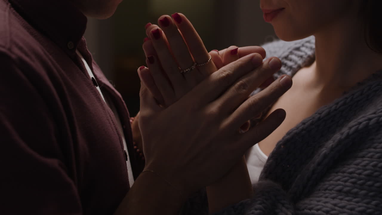 손을 잡은 커플