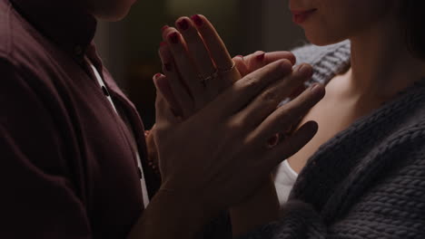 pareja tomados de la mano