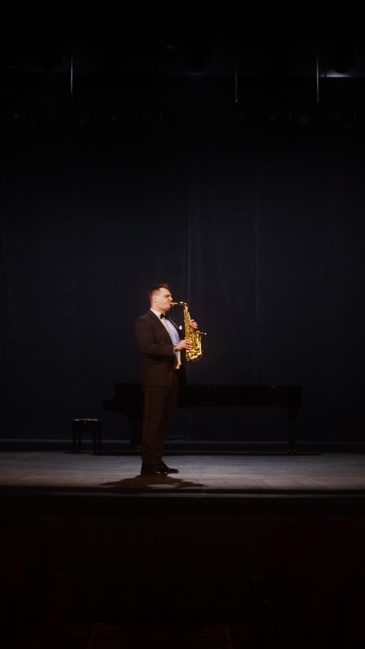 Saxofonista che si esibisce sul palco