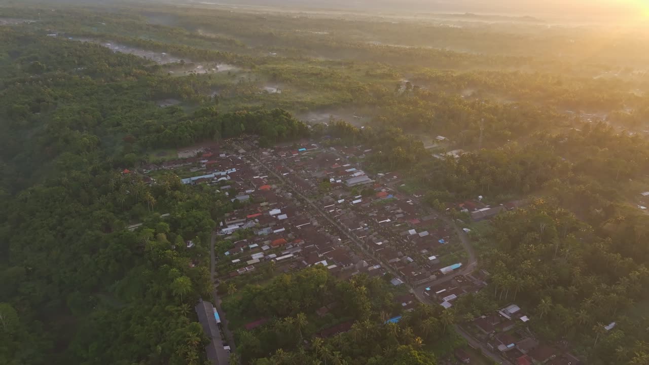 Balinesisk arkitektur med skovklædte bakker ved solopgang, Bali, Indonesien