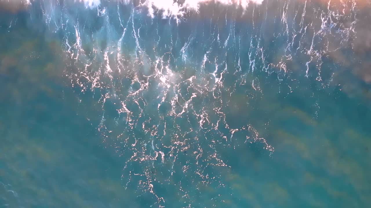 el dron sigue volando por encima de las olas mientras ruedan y chocan