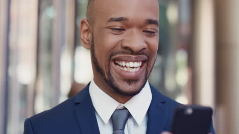 Retrato-De-Un-Hombre-De-Negocios-Afroamericano-Fuera-Del-Edificio-De-Oficinas-Corporativas