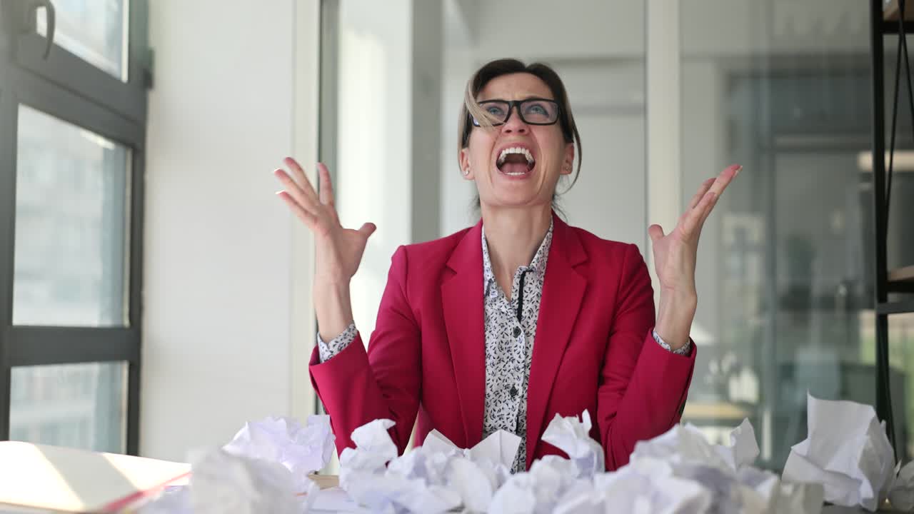 Gestresste zakenvrouw met verkreukeld papier