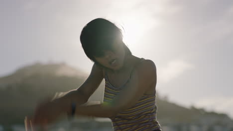 Mujer-Bailando-Joven-Bailarina-Callejera-Hispana-En-La-Ciudad-Realizando-Movimientos-Contemporáneos-Disfrutando-Del-Baile-Urbano-De-Estilo-Libre-Al-Atardecer-De-Cerca