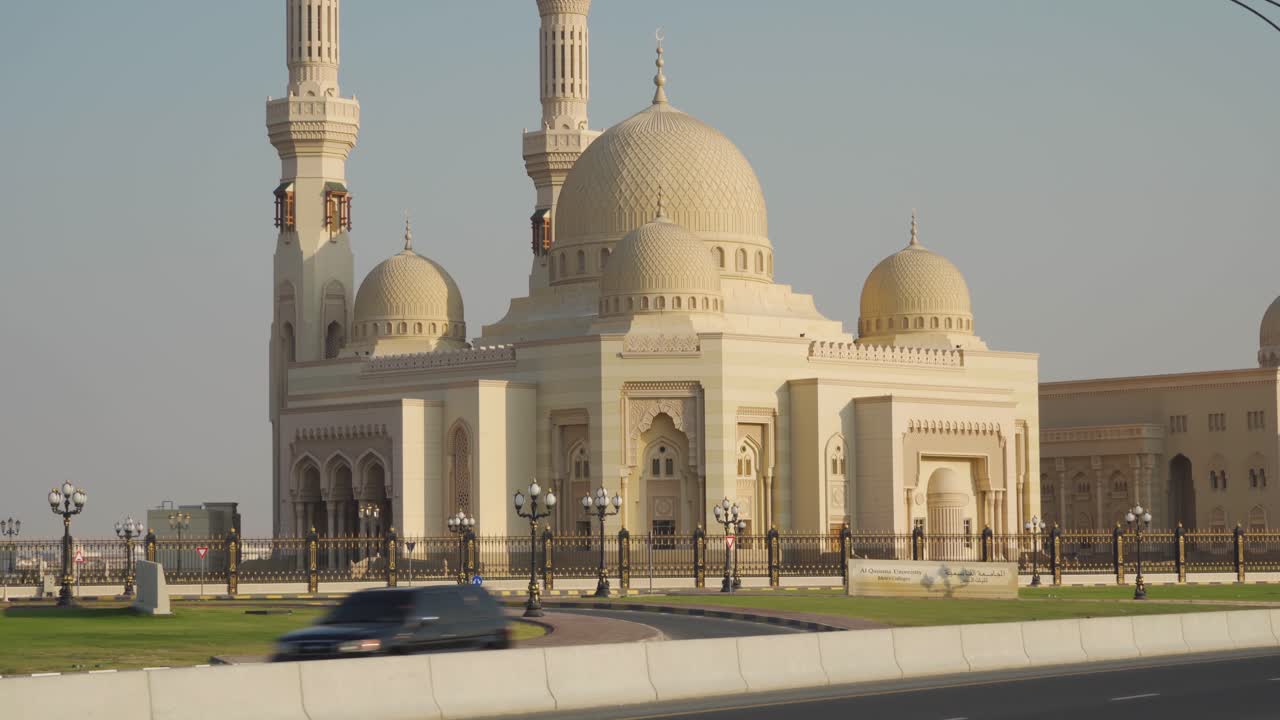 la famosa fachada arquitectónica de la mezquita de la universidad al qasimia a lo largo de la carretera de la ciudad de sharjah en los emiratos árabes unidos