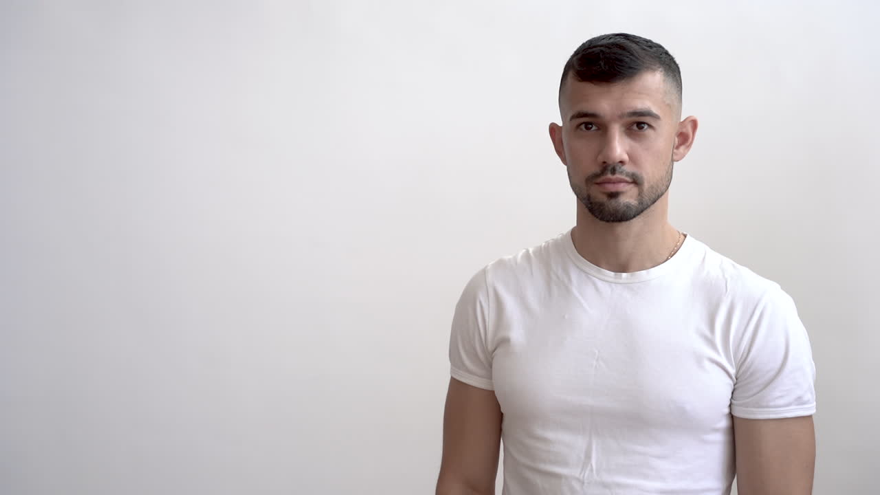 covid 19에 대한 백신 바이알을 들고 의료용 장갑을 낀 남자