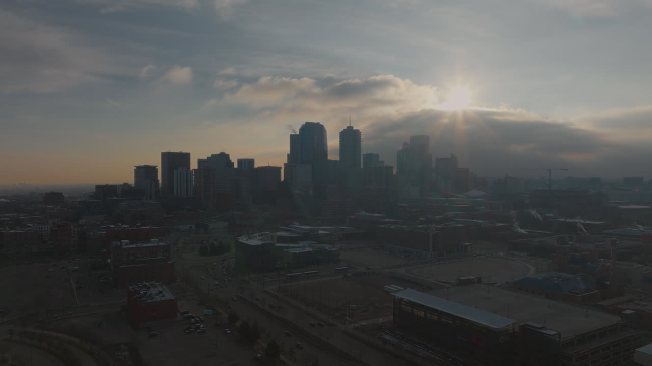 vista aérea de la toma en órbita del centro de denver al amanecer