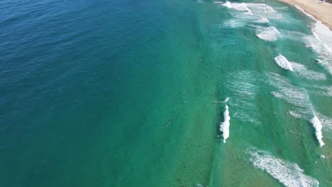 Paisaje-De-Las-Olas-Del-Océano-En-La-Famosa-Playa-De-Bondi-En-Nueva-Gales-Del-Sur,-Australia