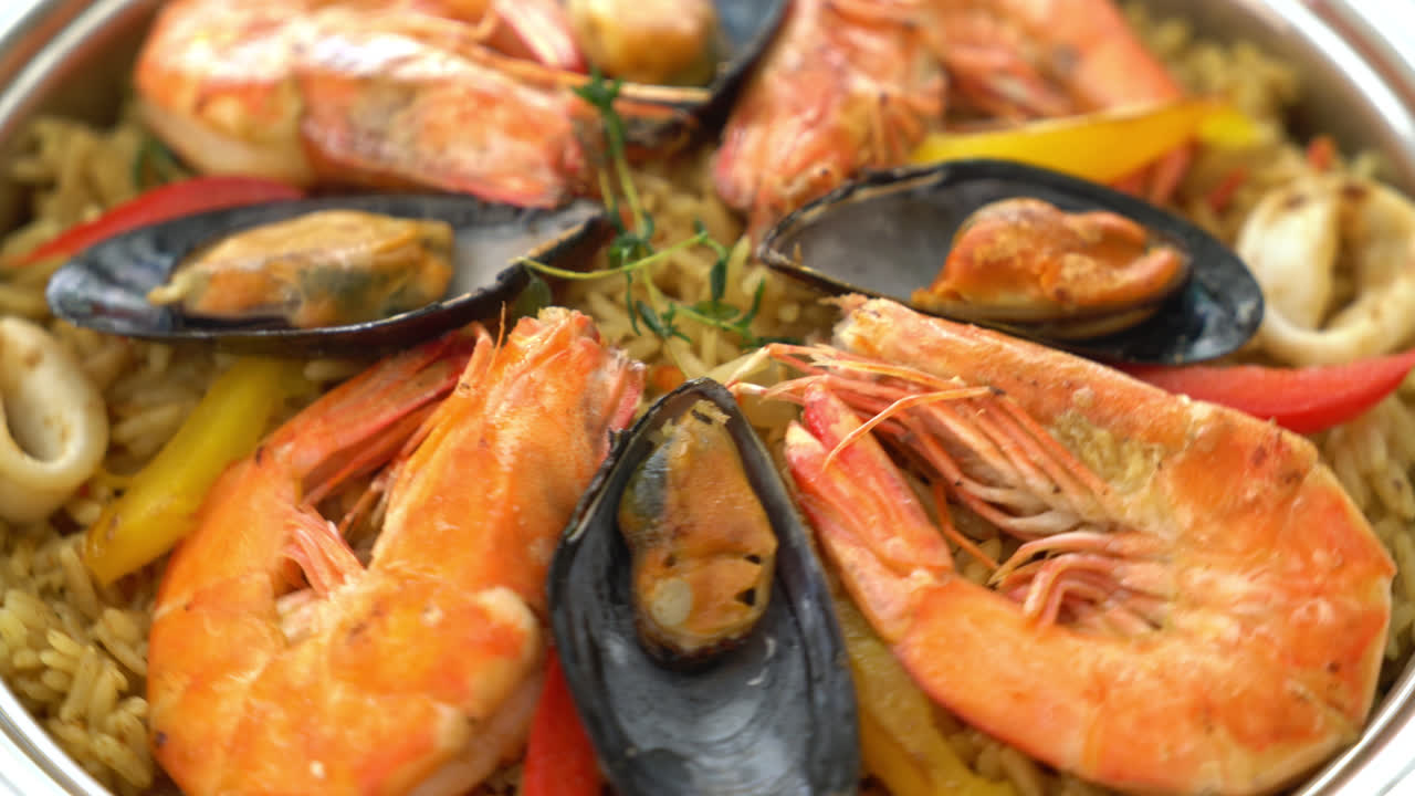 새우, 조개, 사프란 라이스에 홍합을 곁들인 해산물 빠에야 - 스페인 음식 스타일