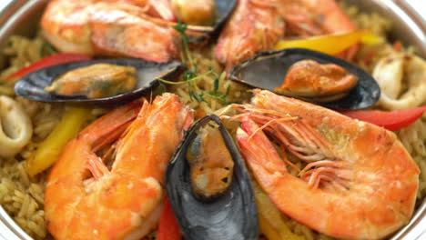 paella de marisco con gambas, almejas, mejillones sobre arroz con azafrán - estilo de comida española