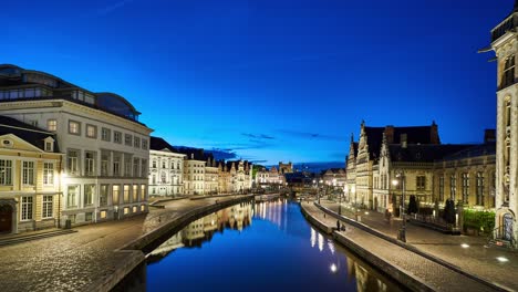 Zeitraffer-In-Gent-Bei-Nacht,-Der-Den-Fluss-Leie-Und-Die-Historischen-Gebäude-Am-Wasser-Zeigt