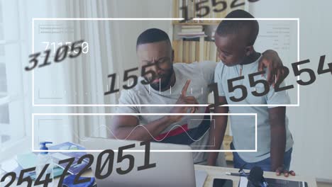 animación de procesamiento de datos sobre un hombre afroamericano con su hijo usando una computadora portátil