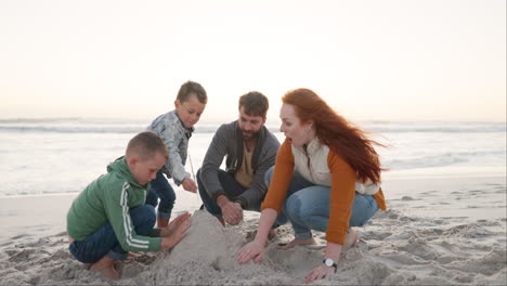 Familia,-Edificio-Y-Castillo-De-Arena-En-La-Playa