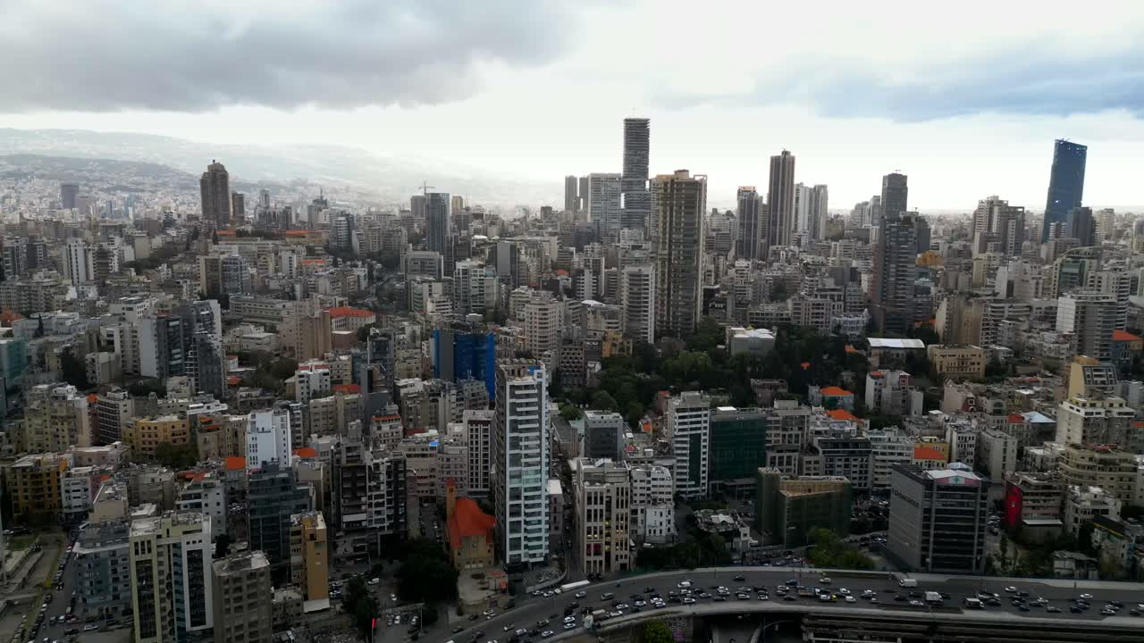 el espectacular horizonte de la ciudad de beirut en el líbano con nubes de tormenta