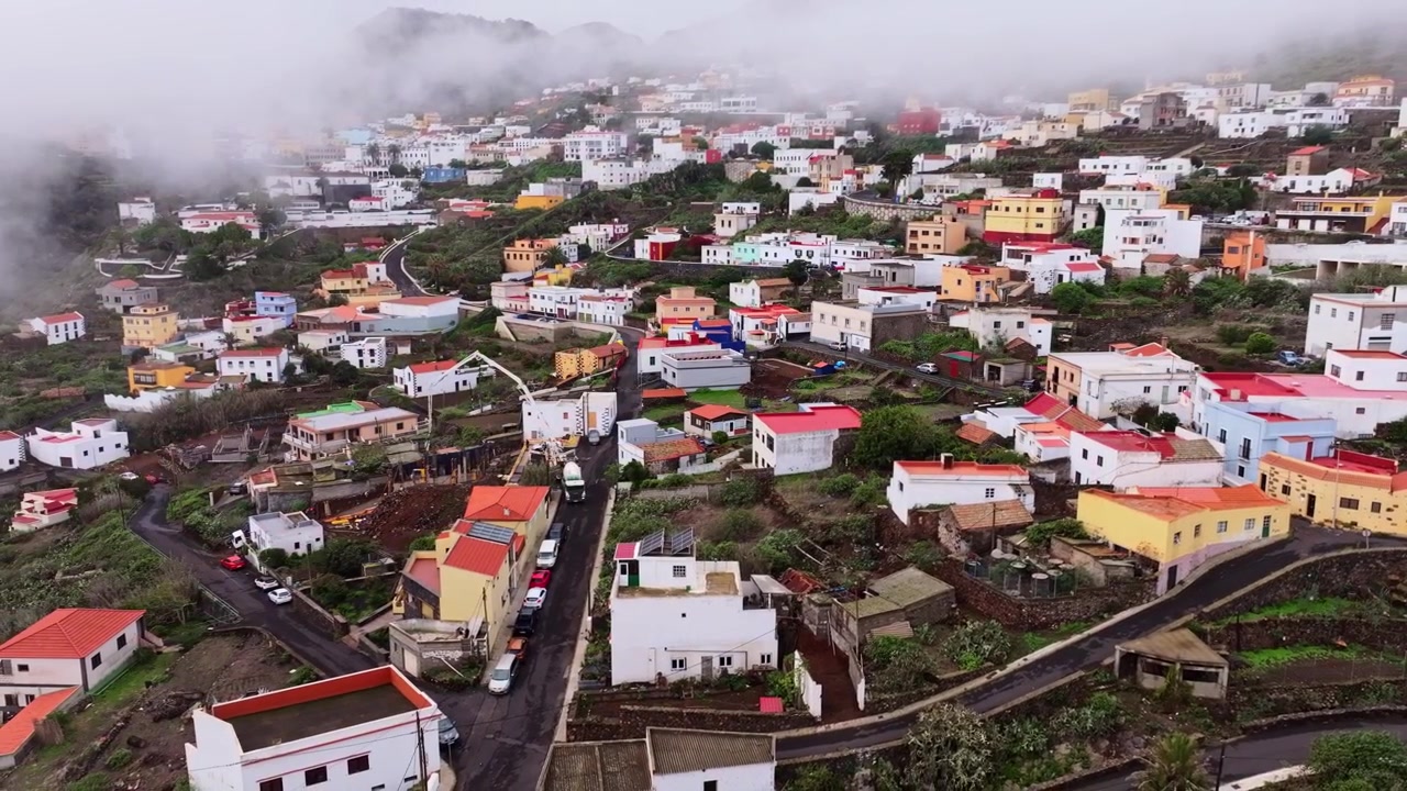 Orbita aerea sopra l'insediamento nuvoloso di Villa de Valverde, El Hierro, Spagna.
