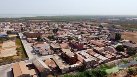 Toma-Aérea-De-Establecimiento-De-Banjul-Gambia-Durante-El-Día-Con-Cielo-Nublado-Neblina