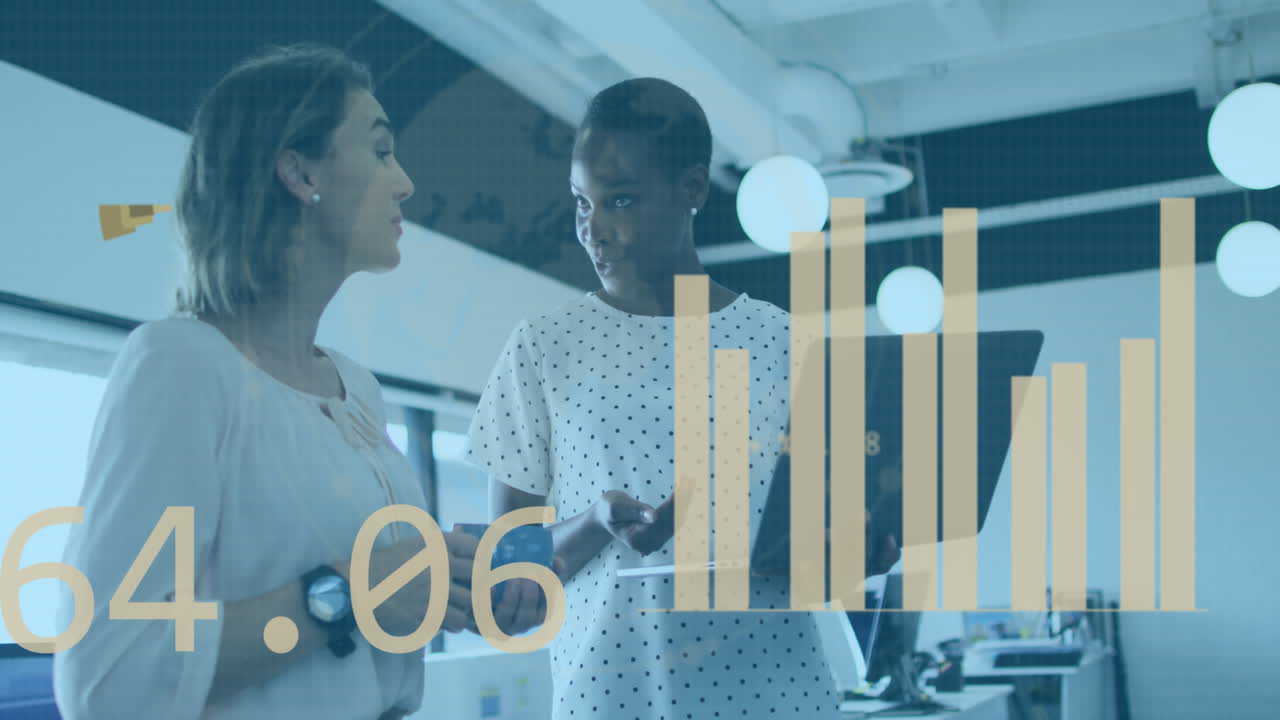 animación de procesamiento de datos estadísticos contra dos mujeres diversas discutiendo en una computadora portátil en la oficina