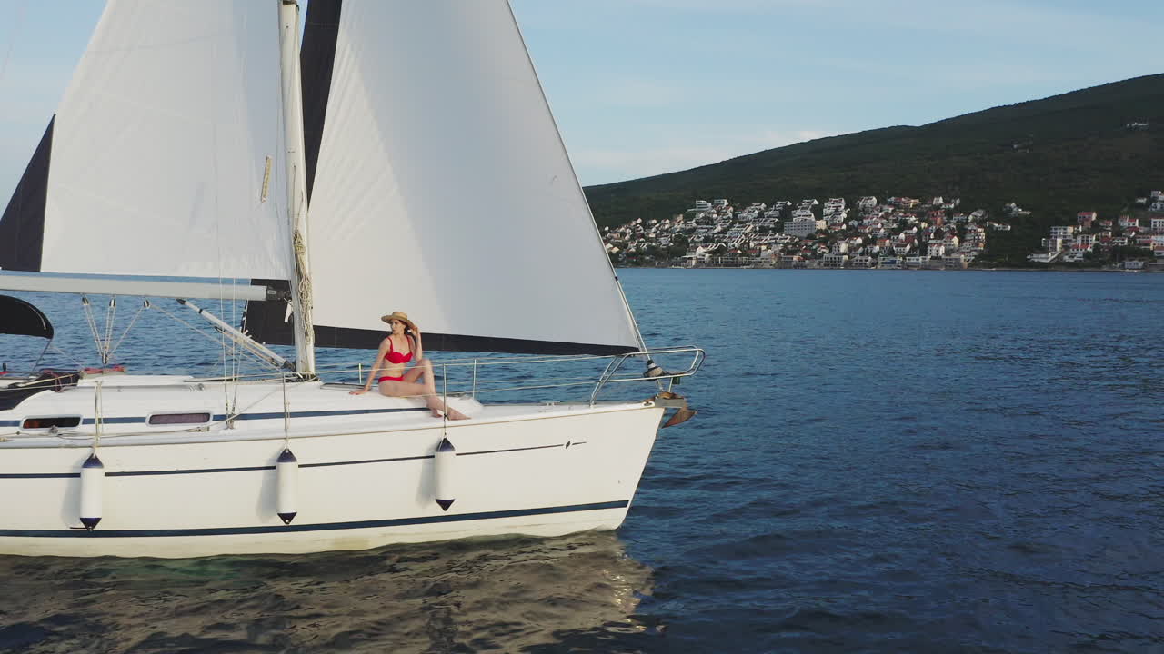 mujer navegando en un yate