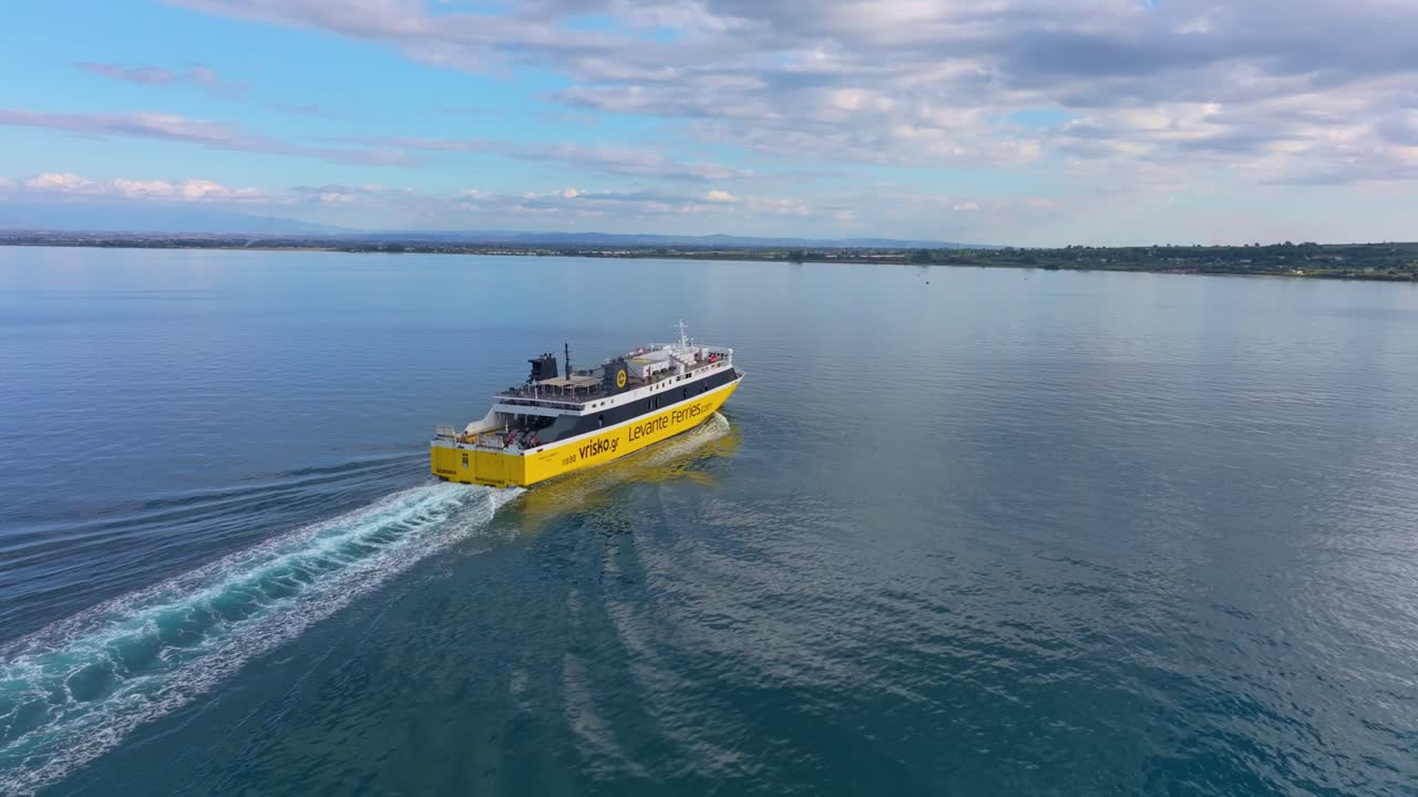 Dronebillede af skib på det blå Ioniske Hav nær Zakynthos havn, Grækenland