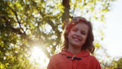 chica sonriente al aire libre