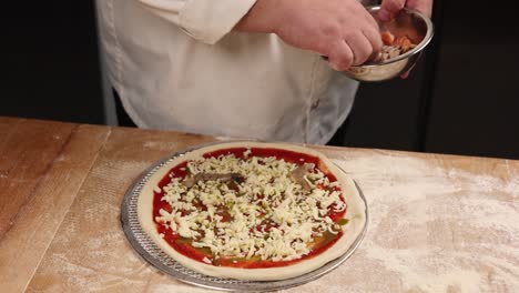 chef haciendo pizza de mariscos