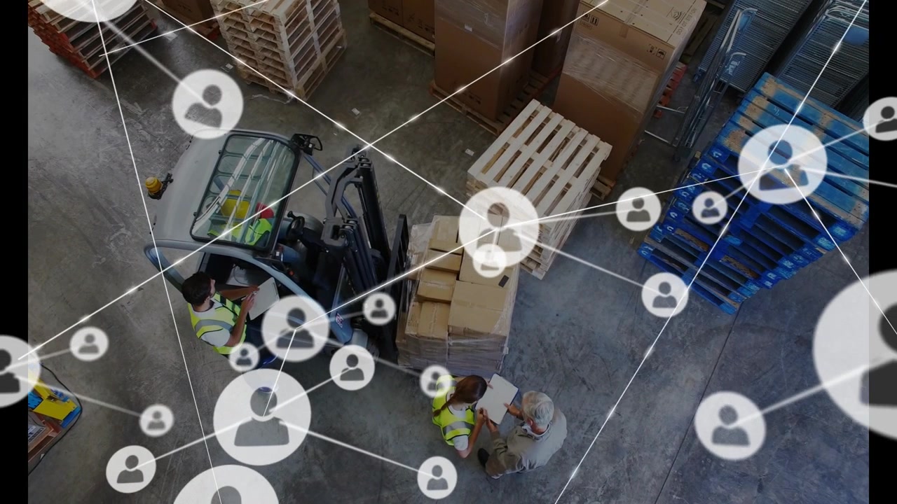 Operatore di magazzino che solleva un pallet mentre il team controlla i documenti per verificare il carico, con nodi utente in espansione.