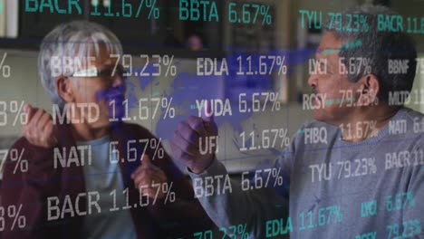 animación del procesamiento de datos financieros sobre una feliz pareja de ancianos chequeando facturas en casa