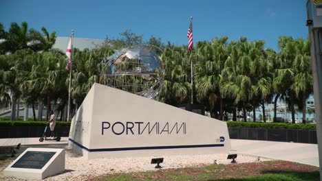 port w miami logo błękitne niebo glob scuplture