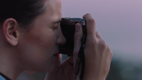 mujer de cerca tomando una foto usando una cámara fotografiando el hermoso océano al atardecer disfrutando del estilo de vida de viaje haciendo turismo en vacaciones