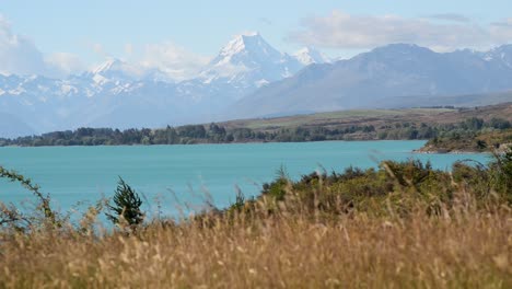 Ruhige-Mount-Cook-Landschaft-Mit-Dem-Ufer-Des-Pukaki-Sees-Im-Vordergrund