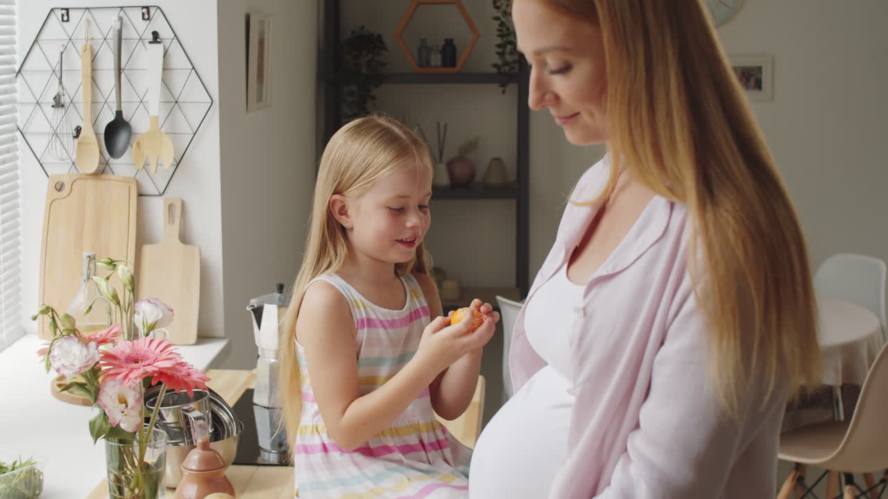 madre e hija en la cocina