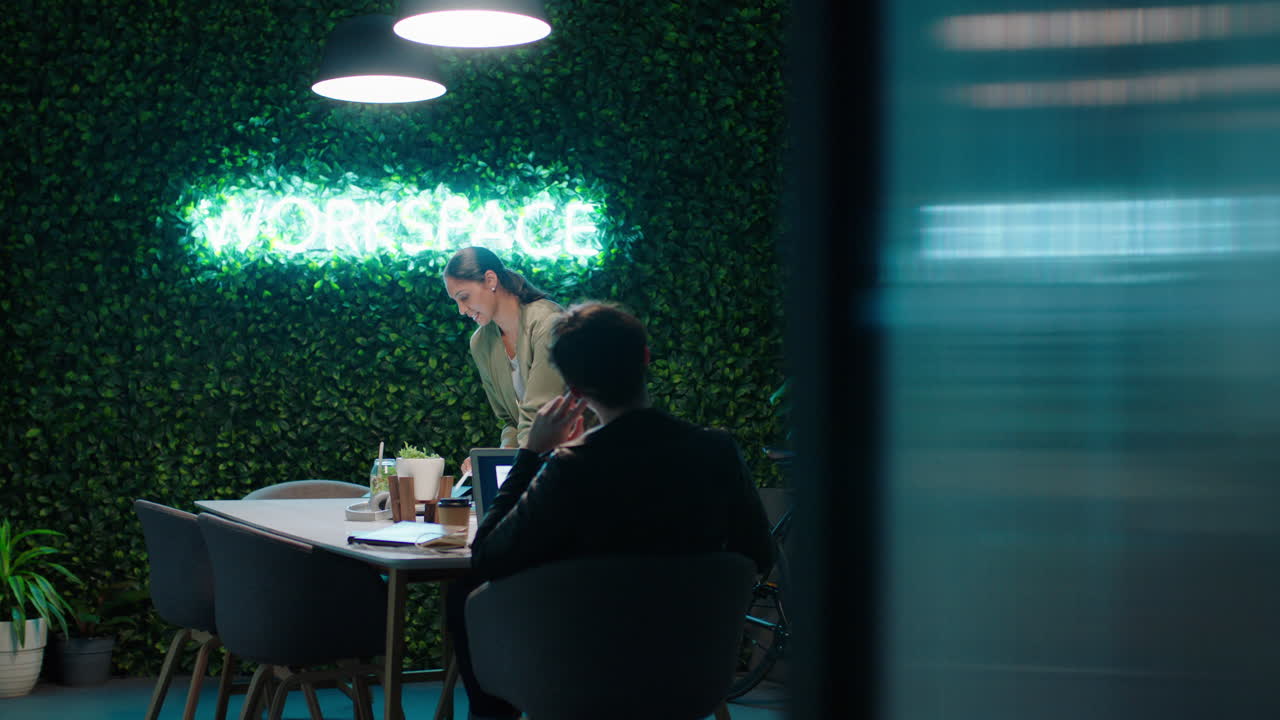 늦게 일하는 젊은 사업가 동료들이 창의적인 아이디어를 모으고 프로젝트 마감일을 논의하고 협력하여 트렌디한 스타트업 사무실 작업 공간에서 성공적인 전략을 계획합니다.