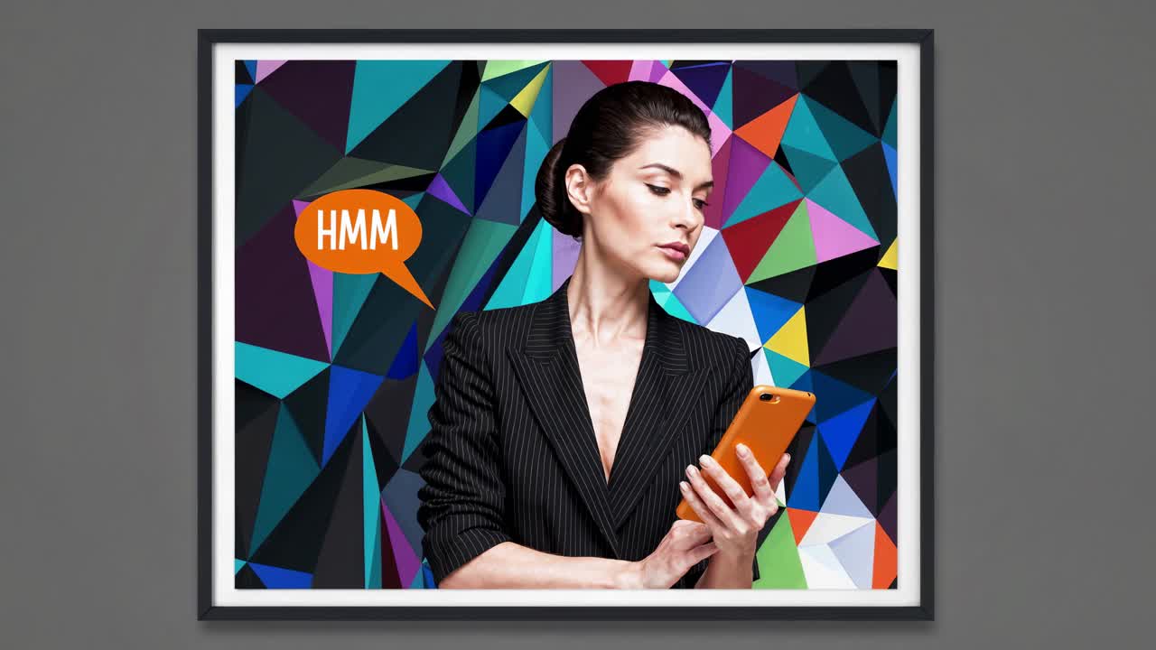 mujer mirando su teléfono con 'hmm' burbuja de pensamiento