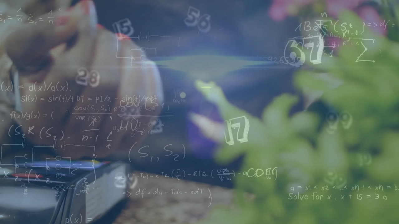 animación del procesamiento de datos financieros sobre una mujer biracial que paga con un reloj inteligente