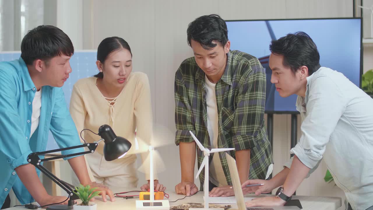 아시아 엔지니어 그룹은 사무실에서 회의를 하는 동안 풍력 터빈을 테스트