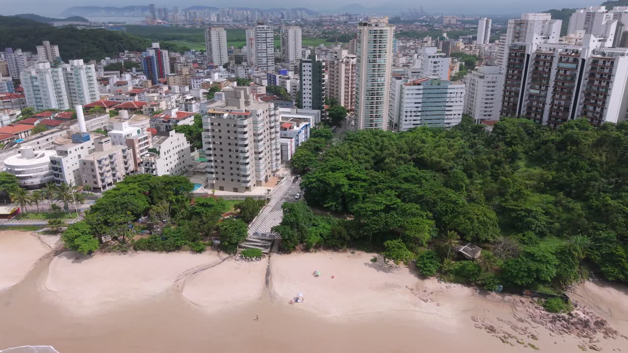 Ilmakuva Praia do Tombo -rannasta ja rannikkoalueesta Guarujássa, São Paulossa, Brasiliassa