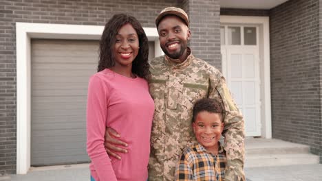 retrato de una familia afroamericana con un niño pequeño y un padre soldado