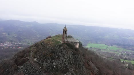 Antenne-Der-Kapelle-Unserer-Lieben-Frau-Vom-Mont-Carmel-De-Saurier,-Auvergne,-Frankreich