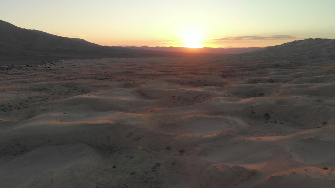 captura panorámica de la magnífica puesta de sol en las dunas de kelso