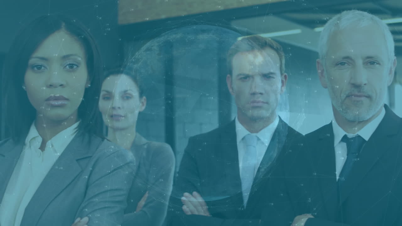 사무실에서 함께 서 있는 다양한 사업가들 위에 회전하는 지구의 애니메이션