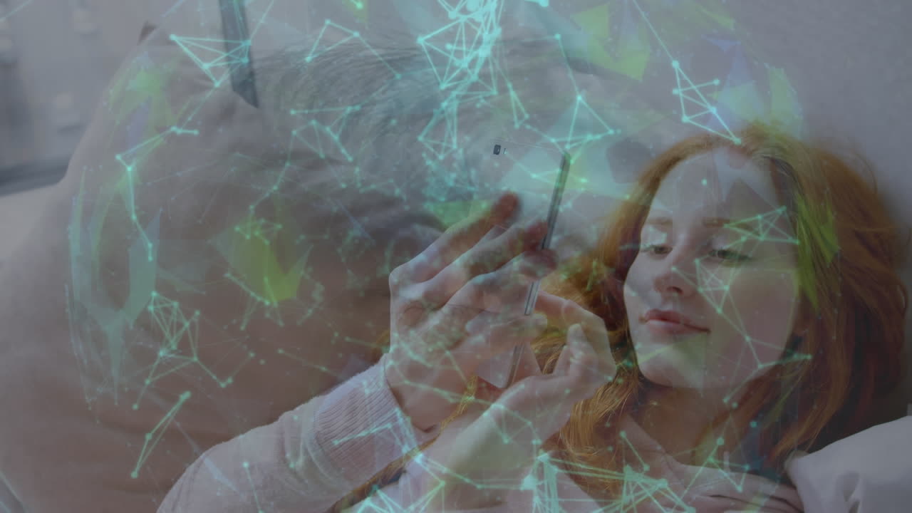 animación de formas en movimiento sobre una mujer de negocios caucásica usando un teléfono inteligente