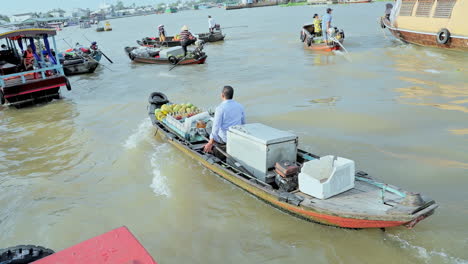 Kokosnussverkäuferboot,-Das-Auf-Dem-Schwimmenden-Markt-Von-Can-Tho-Segelt