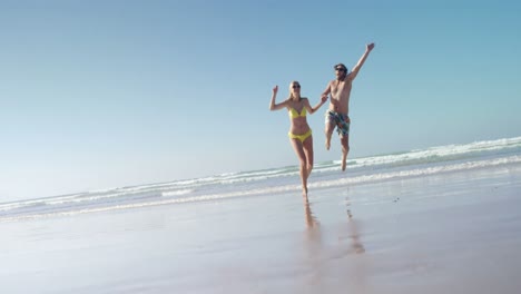 pareja divirtiéndose juntos en la playa