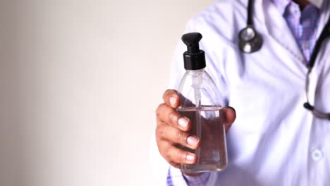 médico con desinfectante para las manos