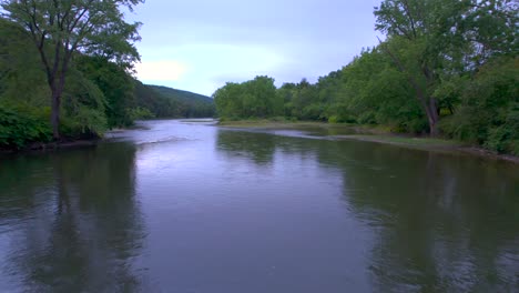 Drohnen-Luftaufnahme-Aus-Nächster-Nähe-Schwimmt-In-Der-Nähe-Der-Wasseröffnung-Zu-Einer-Lichtung-Des-Susquehanna-River-In-Pennsylvania